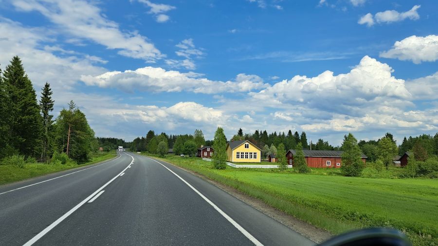 Typische Landschaft in Finnland auf dem Weg nach Rovaniemi