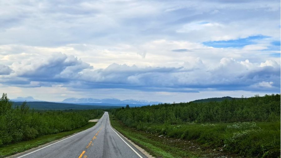 Endlose Straße durch die Finnmark auf dem Weg zum Nordkapp