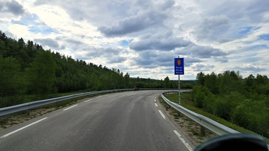 Willkommen in Norwegen – Grenzschild an der E69 auf dem Weg zum Nordkap