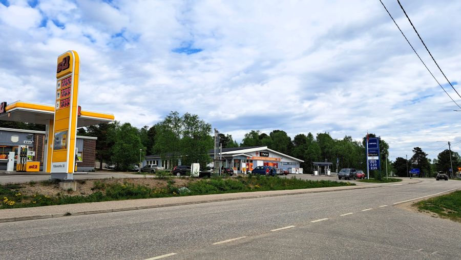 Selbstbedienungs-Tankstelle in Finnisch-Lappland auf dem Weg nach Norwegen