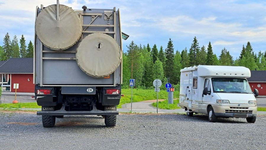 Expeditionsfahrzeug neben Wohnmobil auf dem Parkplatz in Rovaniemi