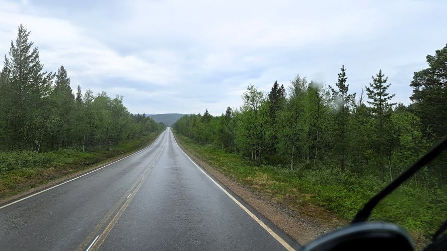 Wohnmobilreise durch Finnland auf der Straße Richtung Nordkap