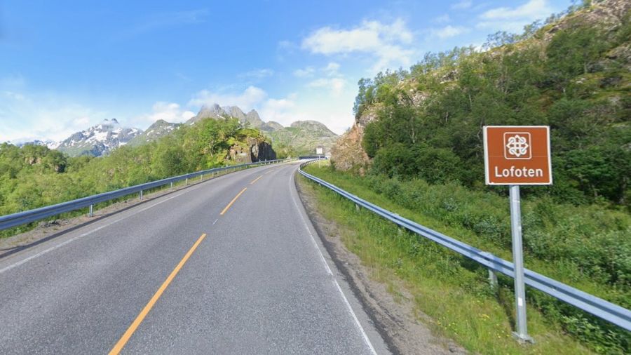 Straßenschild zur Inselgruppe Lofoten an der E10