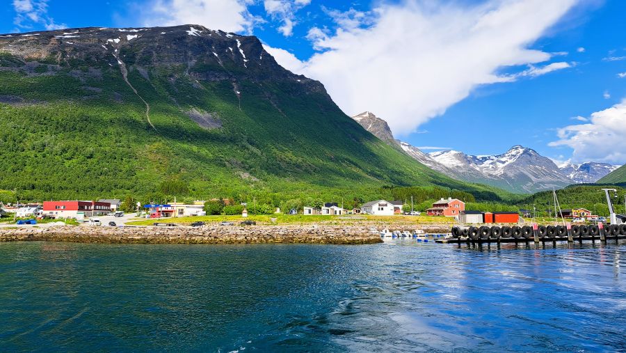Blick von der Fähre auf Olderdalen am Lyngenfjord