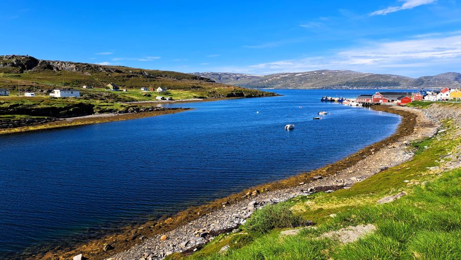 Blick auf das Fischerdorf Repvåg am Porsangerfjord von einem Aussichtspunkt