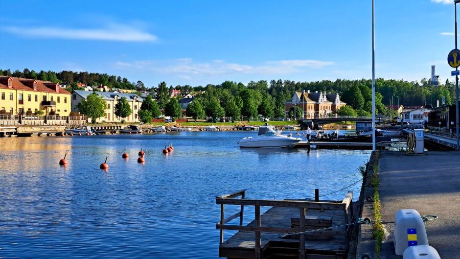 Marina in Söderhamn mit Booten und Häusern am Wasser