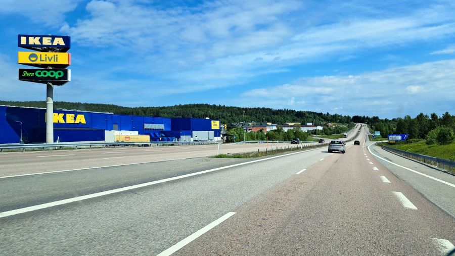 Autobahnraststätte mit IKEA-Schild auf dem Weg Richtung Finnland