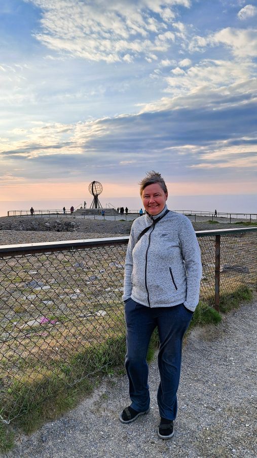 Globus am Nordkapp bei Mitternachtssonne