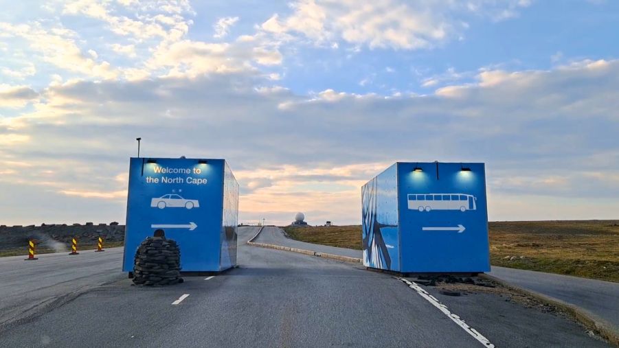 Einfahrt zum Besucherzentrum am Nordkapp in Norwegen