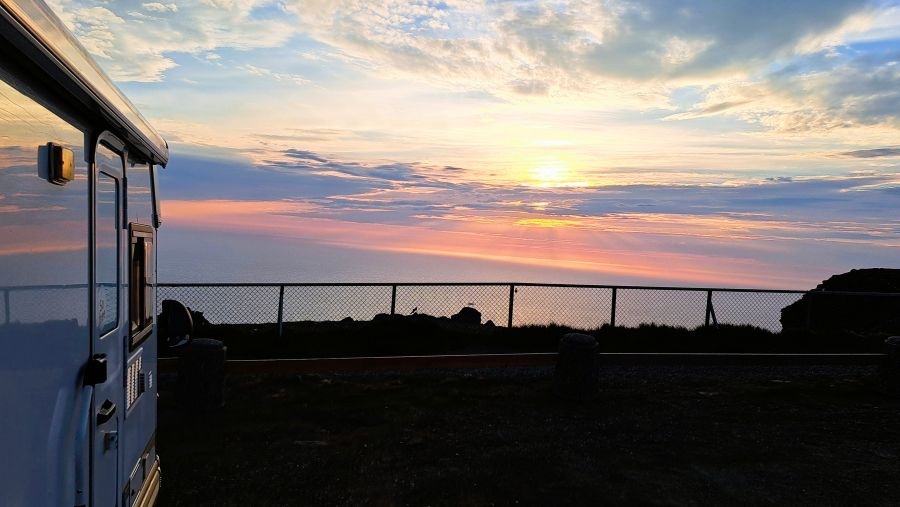 Blick vom Wohnmobil auf die Mitternachtssonne am Nordkapp