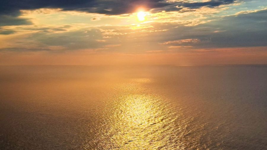 Mitternachtssonne über dem Europäischen Nordmeer am Nordkapp