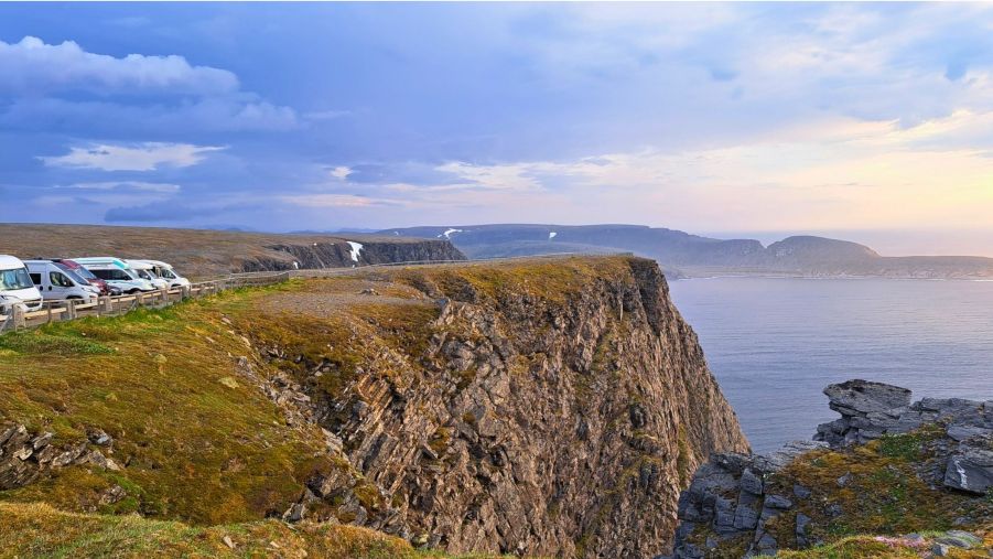 Steilküste am Nordkapp mit parkenden Wohnmobilen