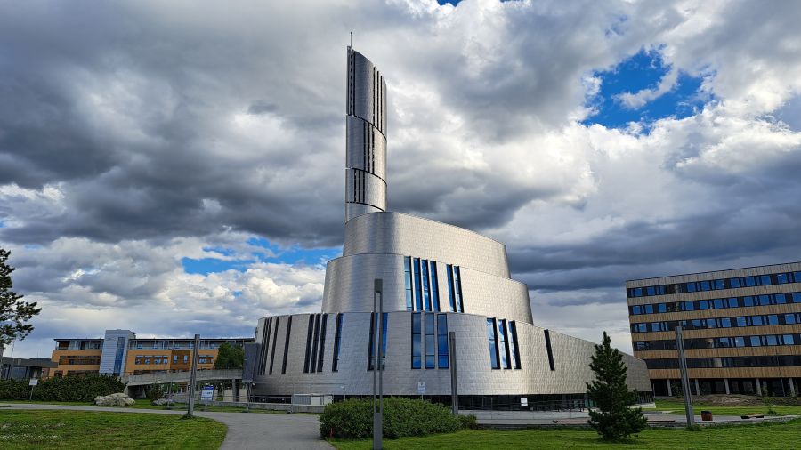 Die Nordlichtkathedrale in Alta mit ihrer spiralförmigen Turmarchitektur