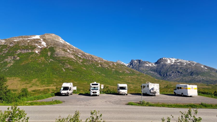Wohnmobile auf dem Steinskartind Parkering vor der Weiterfahrt nach Senja