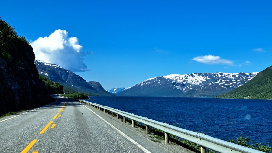 Straße entlang des Langfjords in Nordnorwegen