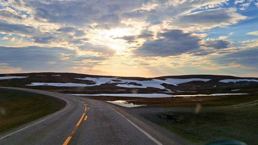 Straße durch die Tundra auf Magerøya während der Mitternachtssonne