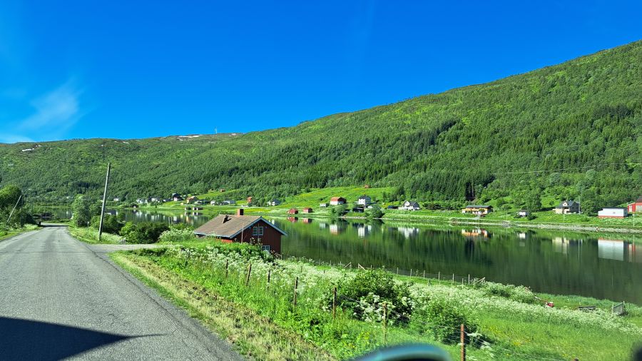 Berglandschaft entlang des Kattfjords auf dem Weg nach Brensholmen
