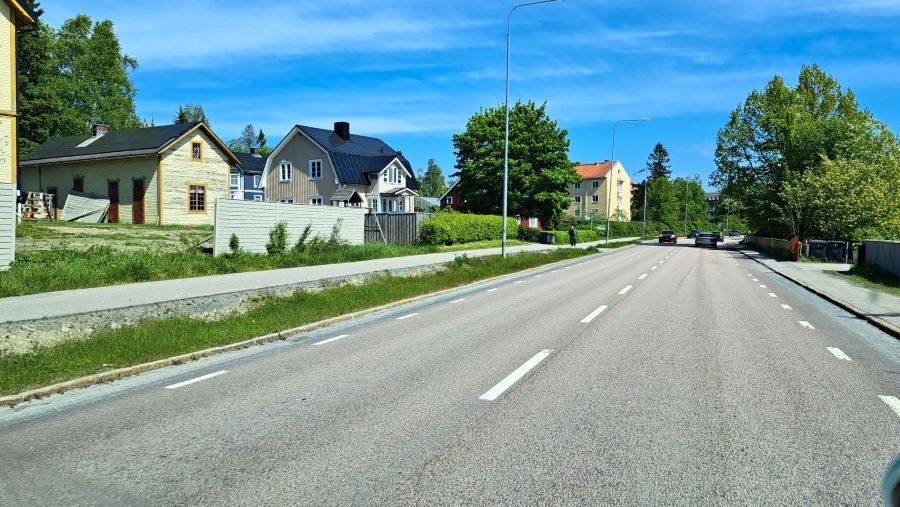 Wohnstraße mit gelben Holzhäusern in Schweden