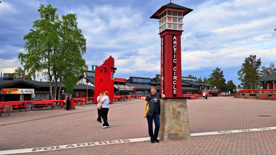 Arctic Circle Markierung im Santa Claus Village in Rovaniemi