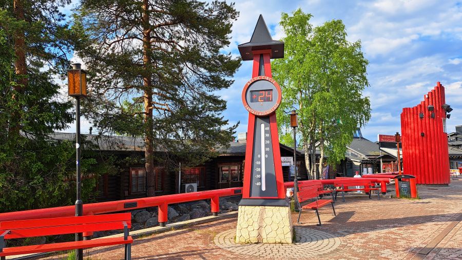 Arctic Circle Markierung im Santa Claus Village in Rovaniemi