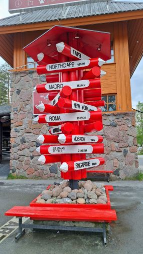 Wegweiser mit Entfernungen im Santa Claus Village Finnland