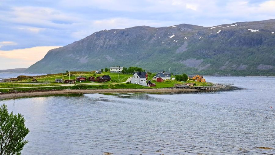 Küstenlandschaft am Porsangerfjord in Nordnorwegen auf dem Weg zum Nordkapp