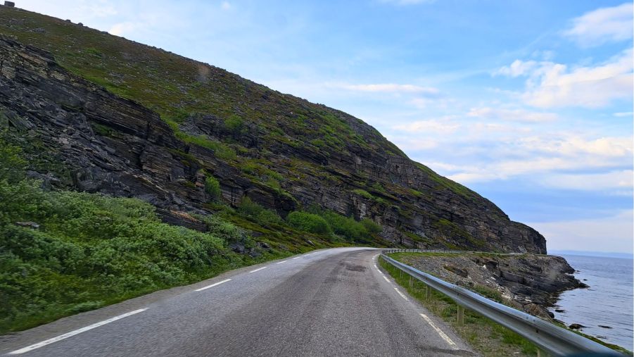 Küstenstraße entlang des Porsangerfjords kurz vor Magerøya