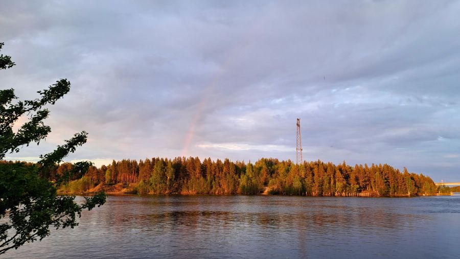 Regenbogen über einem See bei Hortlax am Abend
