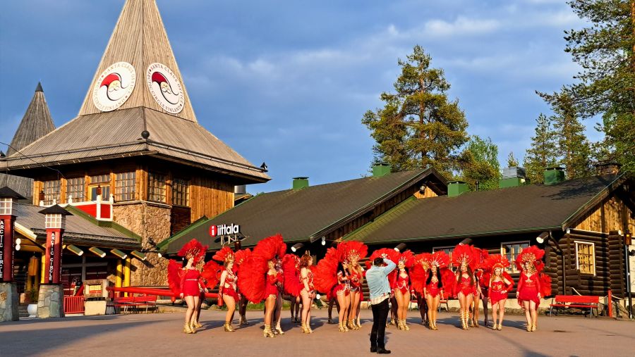 Samba-Tänzerinnen am Polarkreis in Rovaniemi