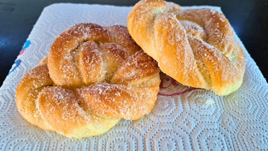 Frisch gebackene schwedische Zimtschnecken als Geschenk vom Café-Betreiber