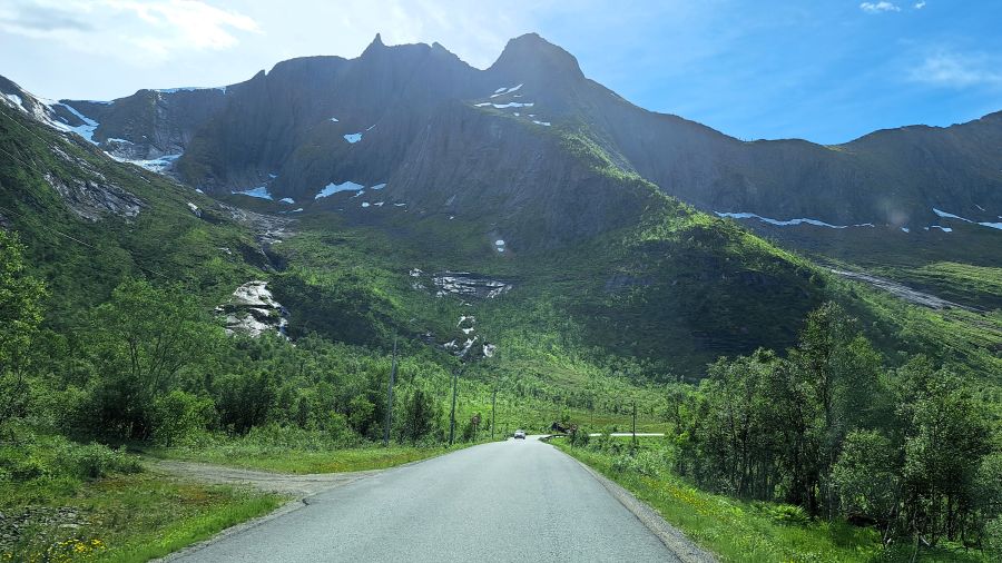 Straße durch die Berglandschaft von Senja in Nordnorwegen