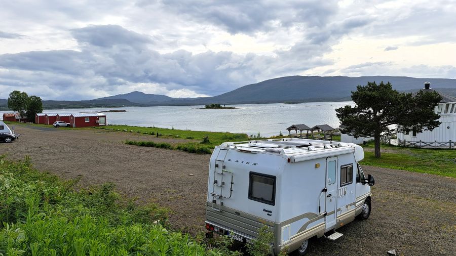 Wohnmobil auf dem Campingplatz Norwegian Wild am Fjord auf Senja