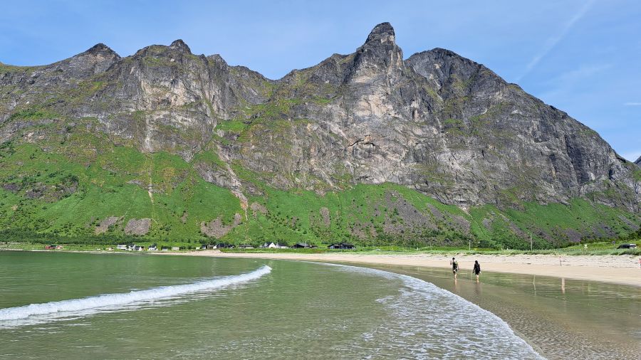 Ersfjordstranda auf Senja mit weißem Sandstrand und Bergen