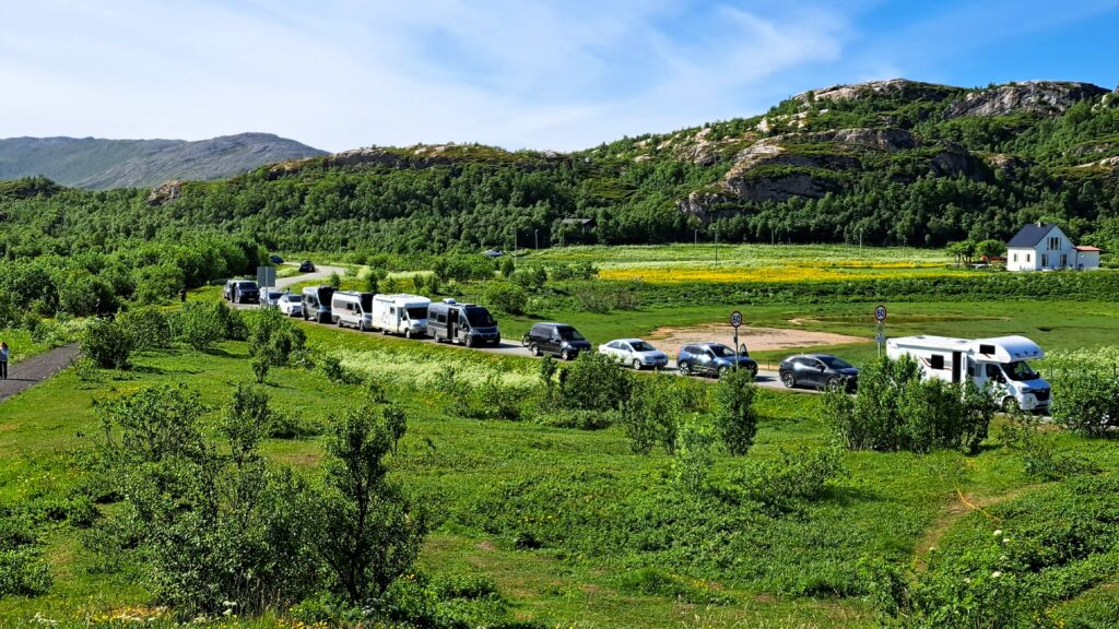 Wohnmobile warten in Brensholmen auf die Fähre nach Senja