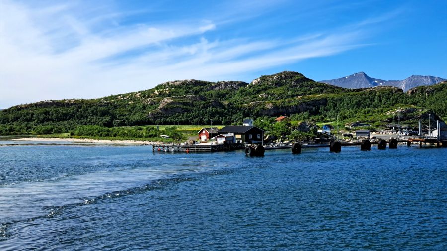 Blick während der Fährüberfahrt von Brensholmen nach Senja