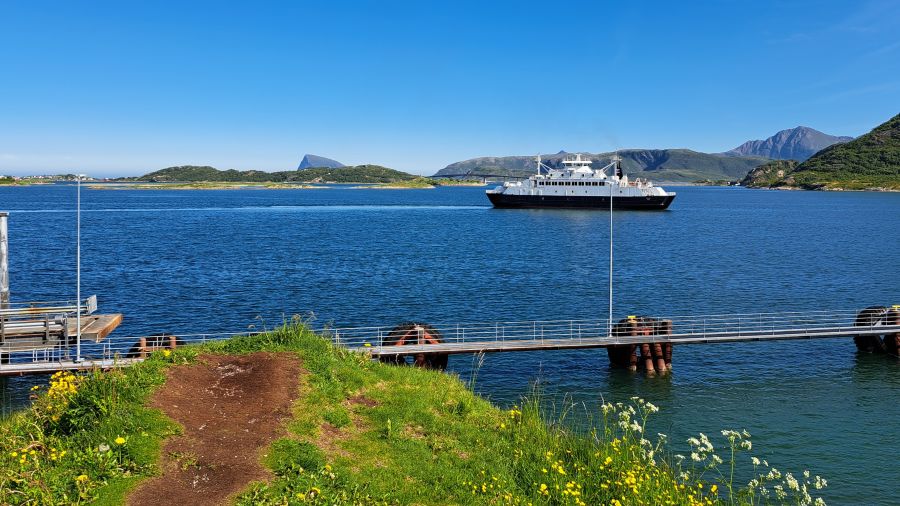 Fähre zwischen Brensholmen und Botnhamn in Nordnorwegen