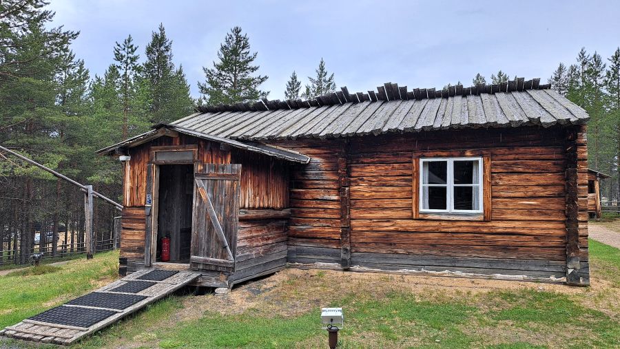 Traditionelles Wohnhaus der Sámi im Freilichtmuseum Siida