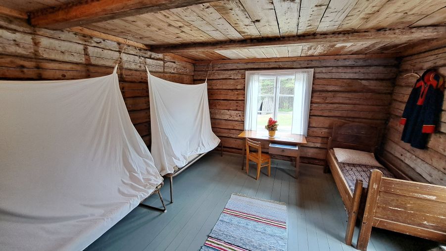 Innenraum eines traditionellen Sámi-Wohnhauses im Siida Museum