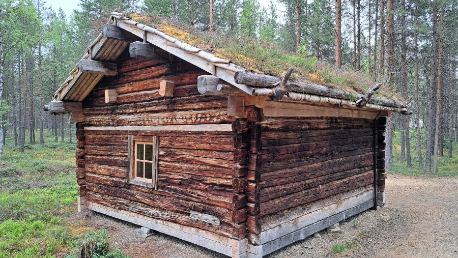 Traditionelles Vorratshaus der Sámi im Freilichtmuseum Siida in Inari