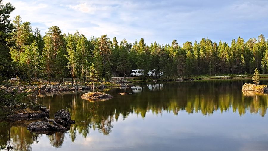 Ruhiger Waldsee nahe Inari in Finnisch-Lappland