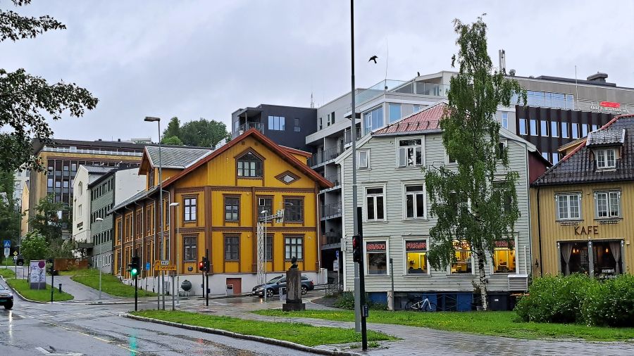 Historische Holzhäuser in der Altstadt von Tromsø in Nordnorwegen