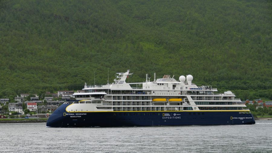 Expeditionsschiff von National Geographic im Hafen von Tromsø