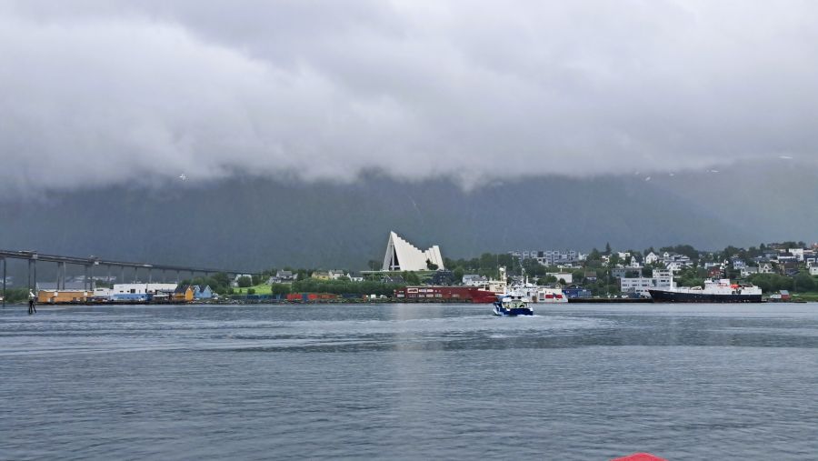 Blick auf die Eismeerkathedrale von Tromsø