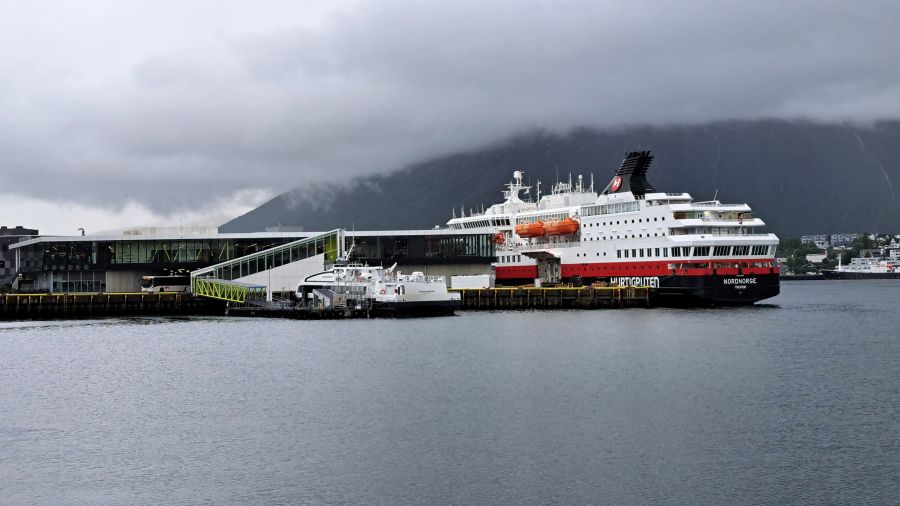 Hurtigruten Schiff im Hafen von Tromsø