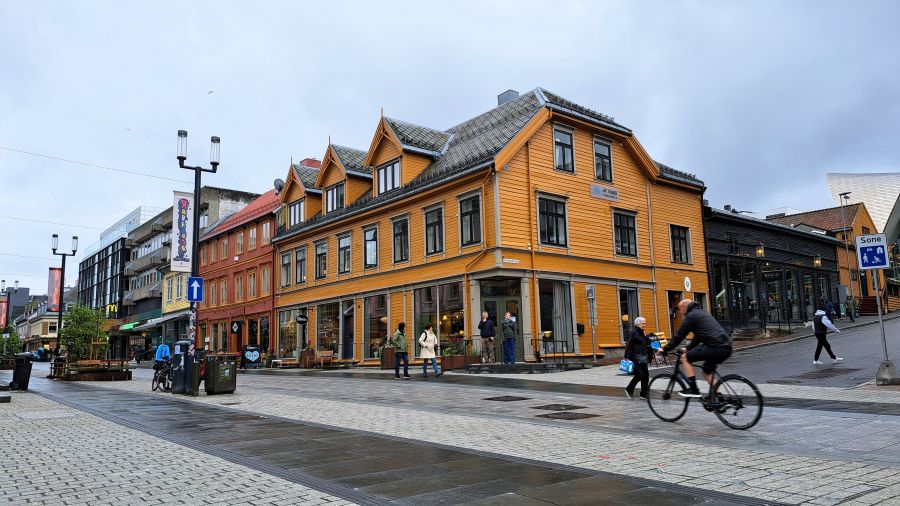 Tromsø Innenstadt mit historischen Holzhäusern in Nordnorwegen