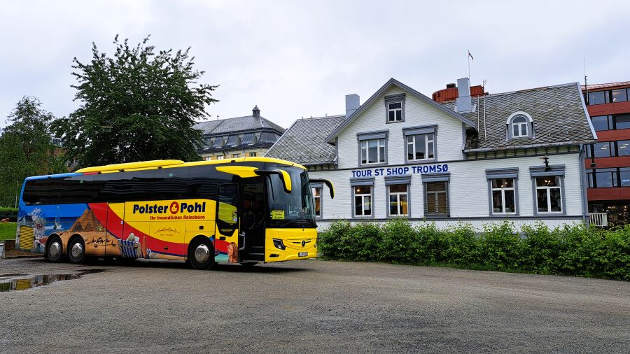 Reisebus von Polster & Pohl vor der Tourist-Info in Tromsø