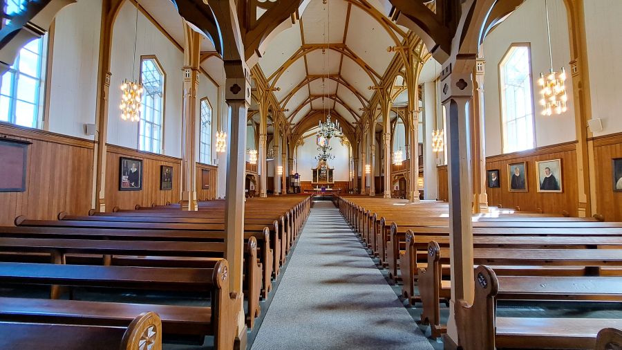 Innenraum der Vågan-Kirche in Kabelvåg