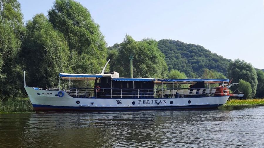 Ausflugsboot "Pelikan" am Ufer der Rijeka Crnojevića