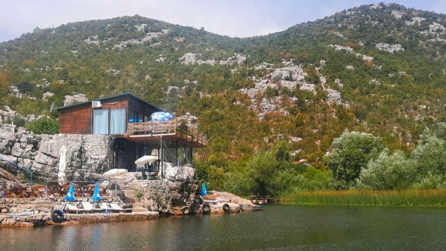 Holzhaus auf Felsen am Ufer der Rijeka Crnojevića