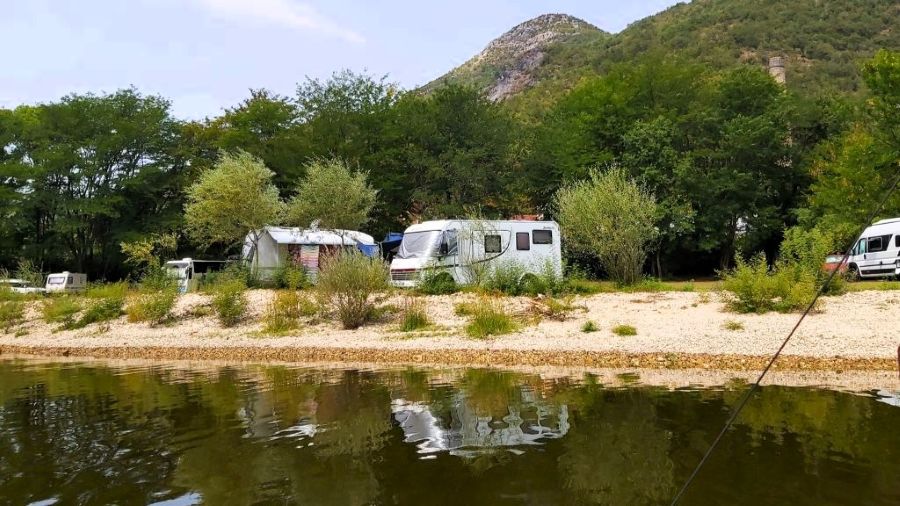 Campingplatz mit Wohnmobilen am Ufer der Rijeka Crnojevića Montenegro
